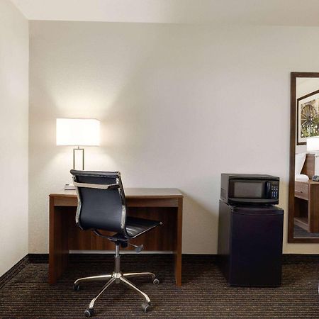 Travelodge By Wyndham Vaughn Exteriér fotografie