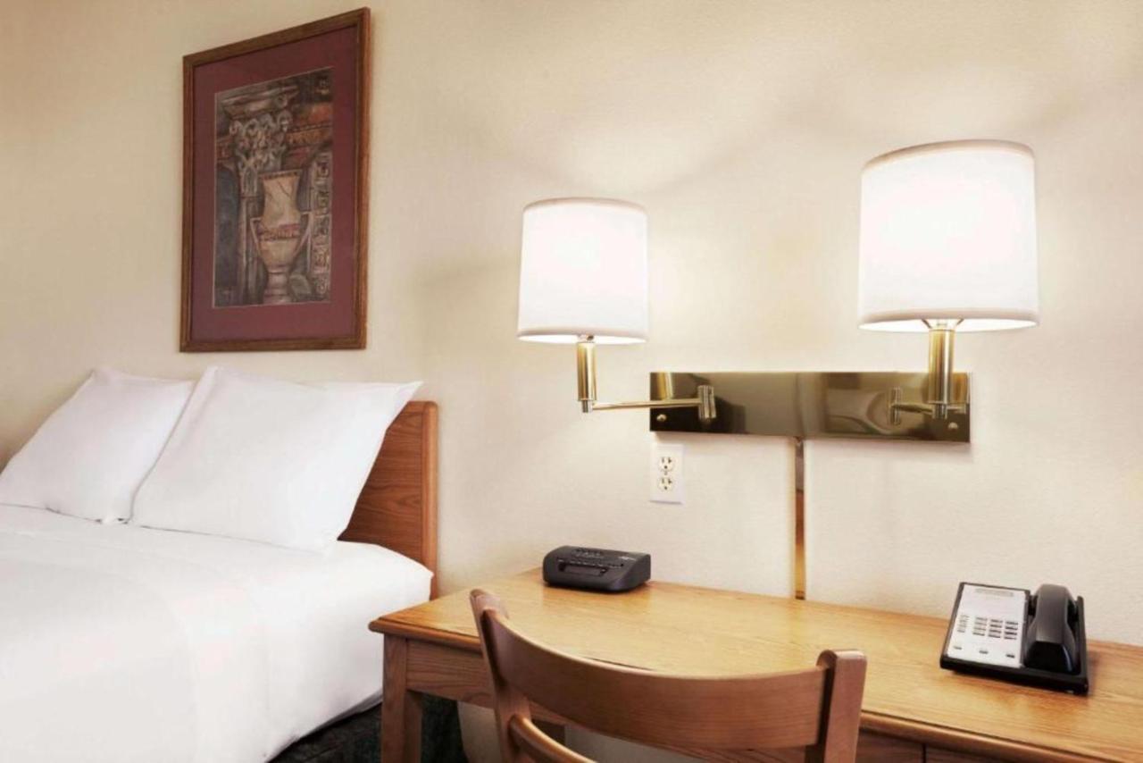 Travelodge By Wyndham Vaughn Exteriér fotografie
